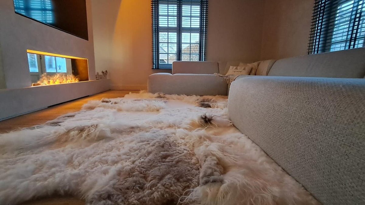 Melange patchwork tapijt van IJslandse schapenvachten met lang haar in een lichte woonkamer
