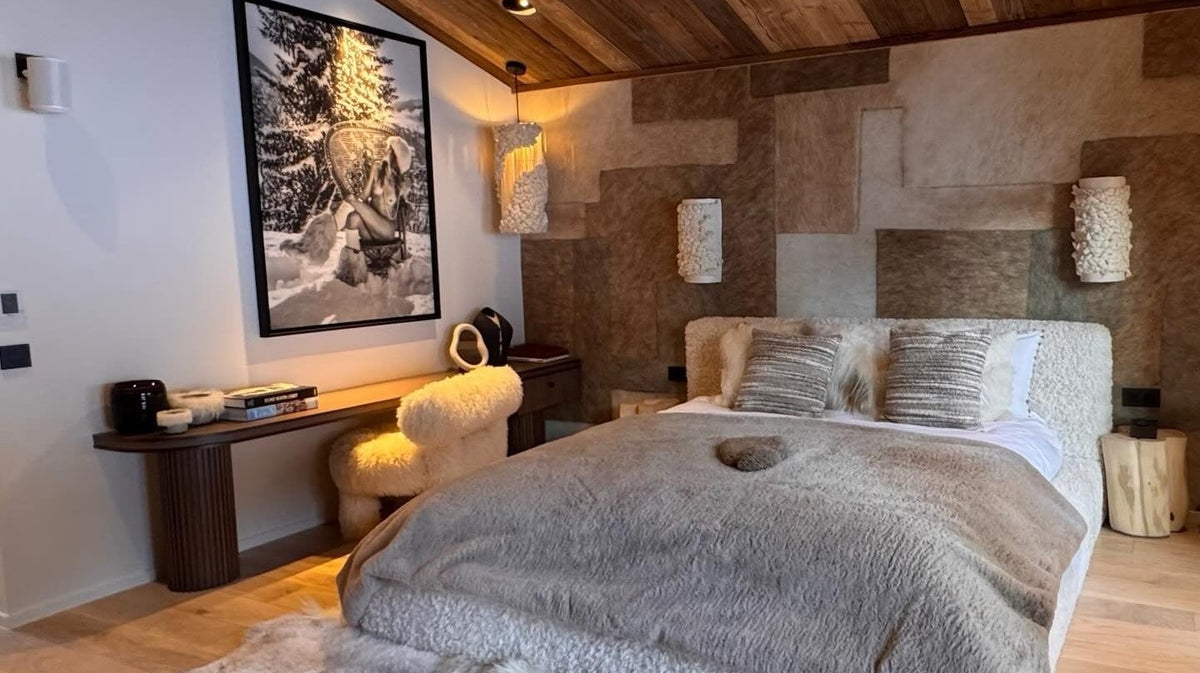 Melange schapenvacht tapijt in de slaapkamer van een houten chalet