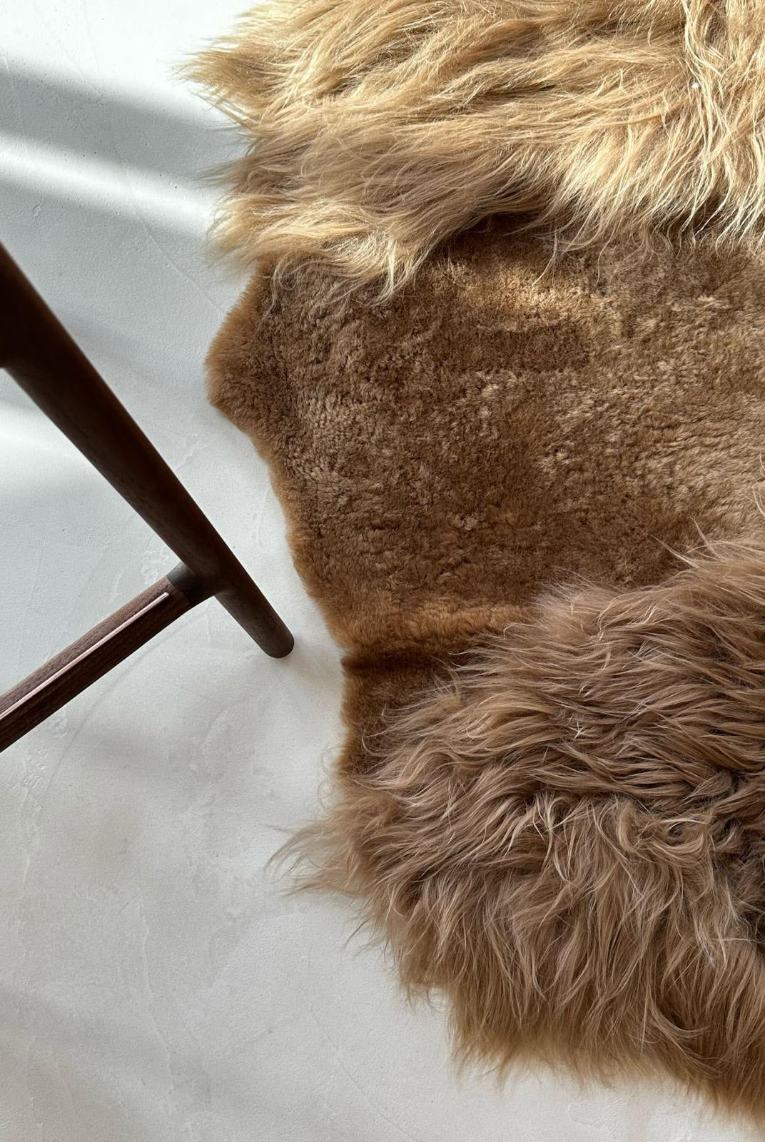 Monroe Life Knokke - schapenvachten, schapentapijten, patchwork schapenvellen op maat - Zustermerk van Oscar Candles door Marc Lendfers