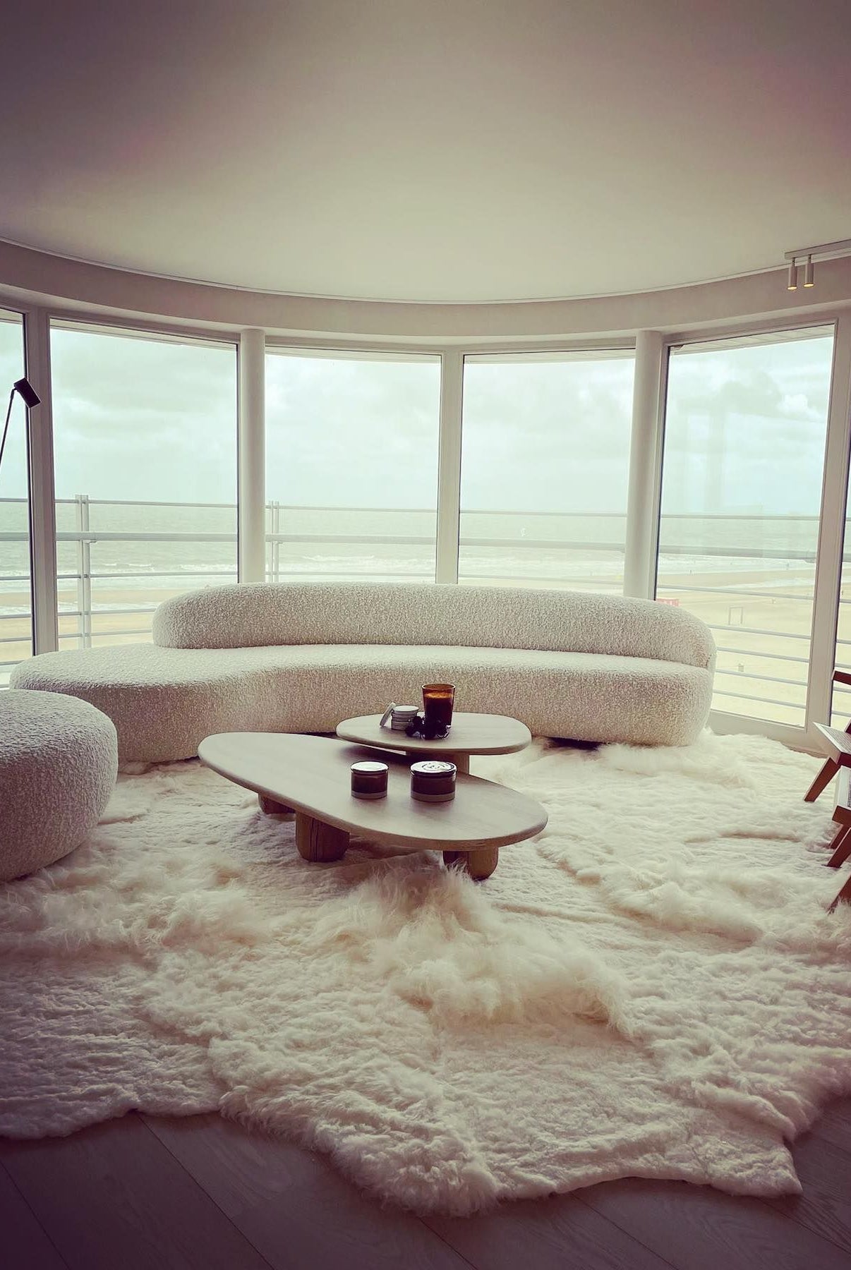 Monroe Life Knokke - schapenvachten, schapentapijten, patchwork schapenvellen op maat - Zustermerk van Oscar Candles door Marc Lendfers