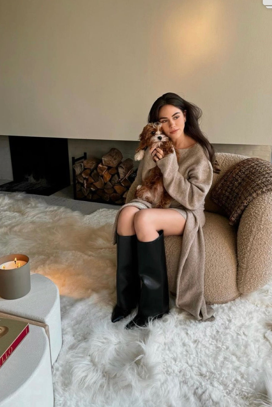 Sarah Puttemans op een off white schapentapijt  van Monroe_life