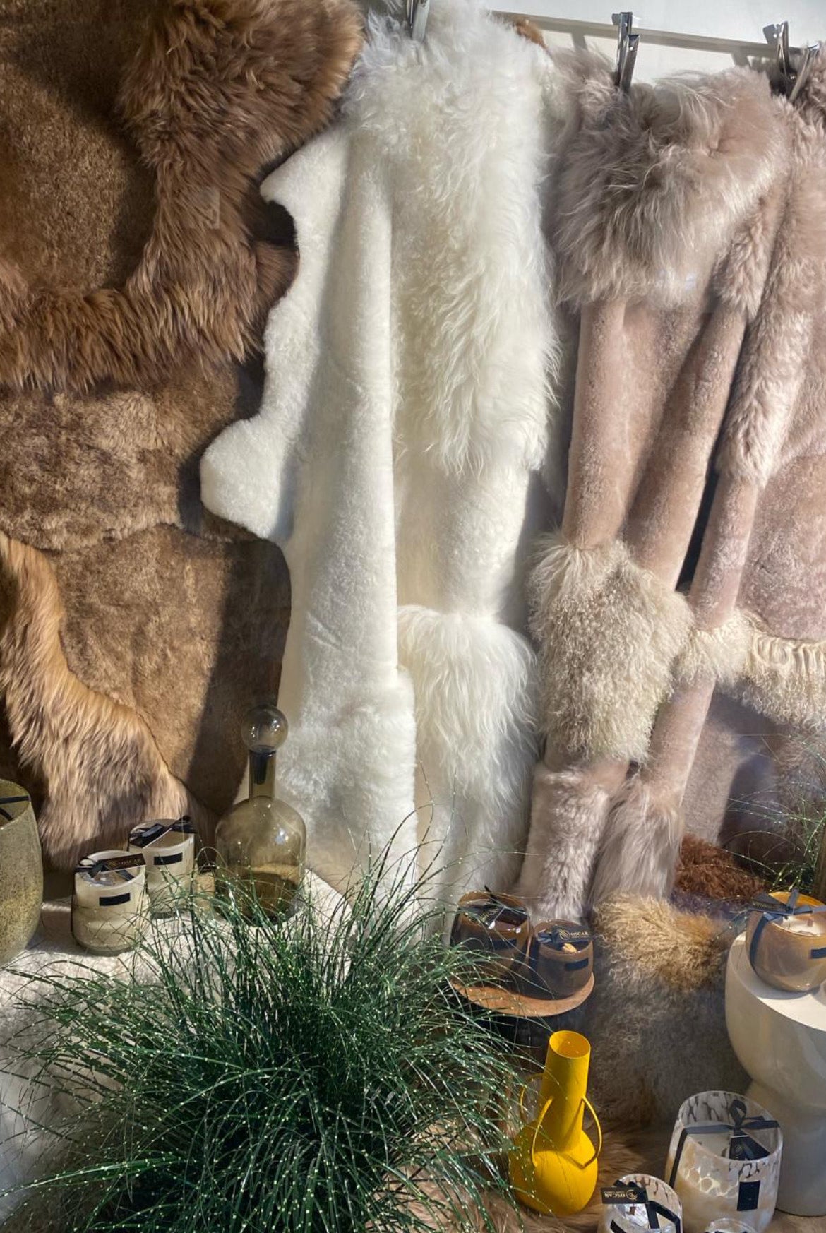 Monroe Life Knokke - schapenvachten, schapentapijten, patchwork schapenvellen op maat - Zustermerk van Oscar Candles door Marc Lendfers