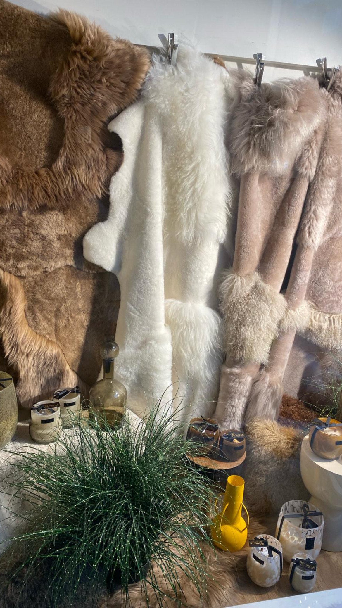 Monroe Life Knokke - schapenvachten, schapentapijten, patchwork schapenvellen op maat - Zustermerk van Oscar Candles door Marc Lendfers