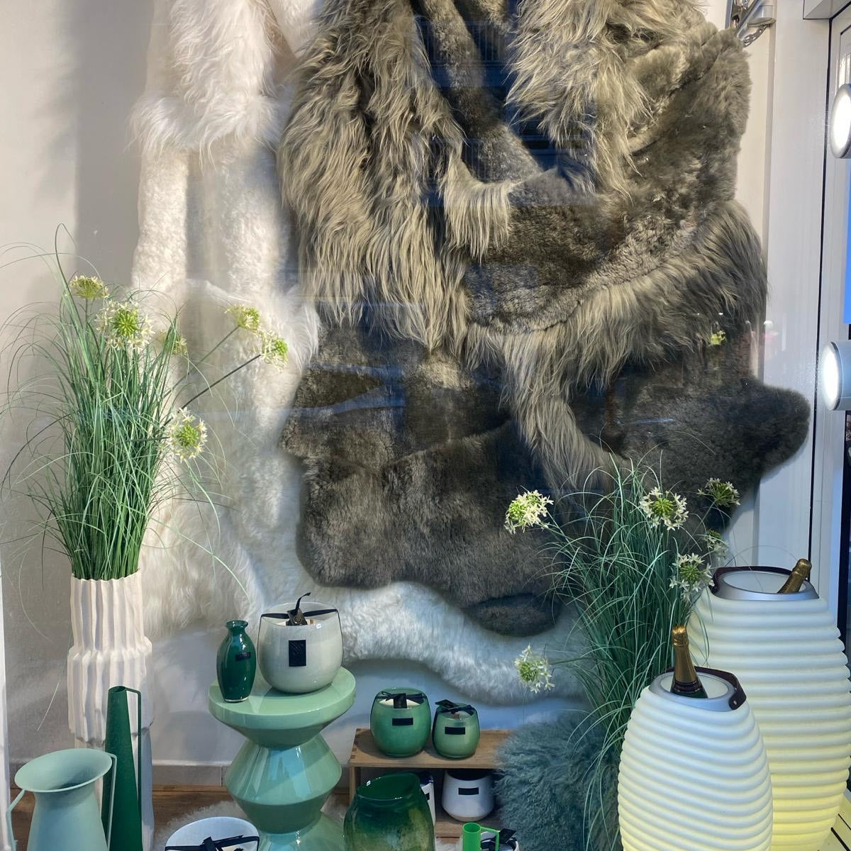 Monroe Life Knokke - schapenvachten, schapentapijten, patchwork schapenvellen op maat - Zustermerk van Oscar Candles door Marc Lendfers