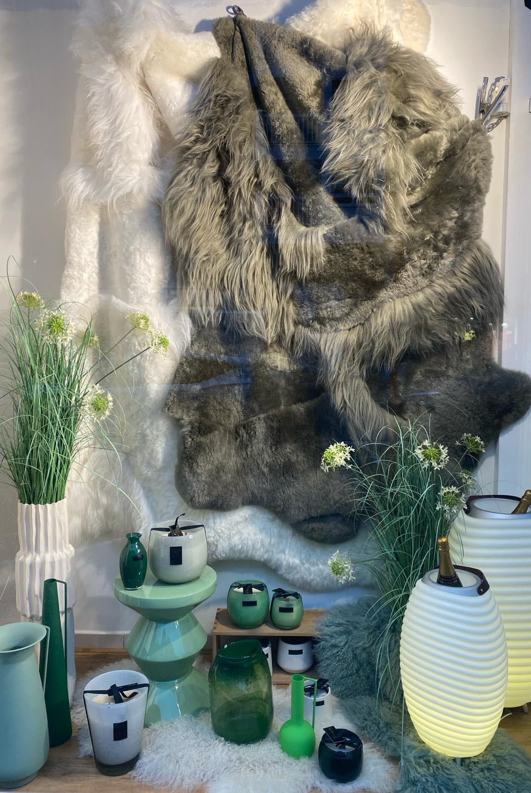 Monroe Life Knokke - schapenvachten, schapentapijten, patchwork schapenvellen op maat - Zustermerk van Oscar Candles door Marc Lendfers