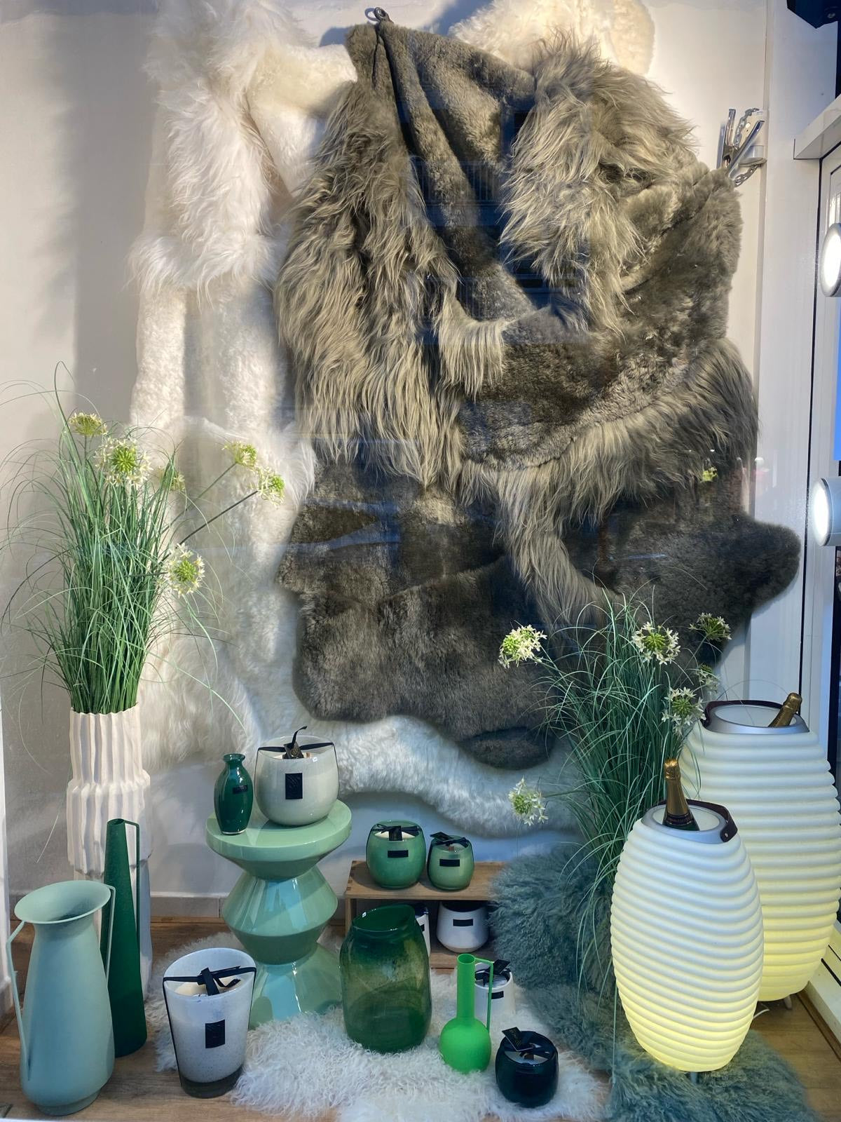 Monroe Life Knokke - schapenvachten, schapentapijten, patchwork schapenvellen op maat - Zustermerk van Oscar Candles door Marc Lendfers