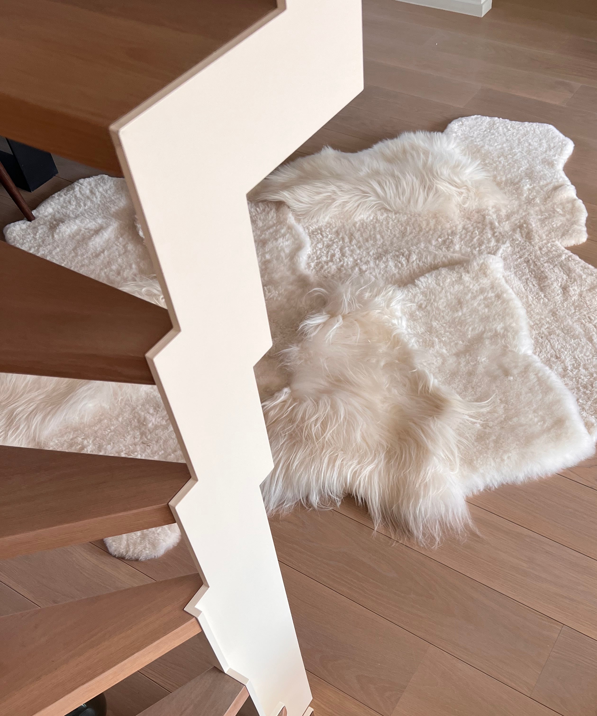 off white tapijt gemaakt uit IJslandse schapenvachten welke door Monroe life aan elkaar worden genaaid in ons ervaren atelier zodat een prachtig tapijt ontstaat