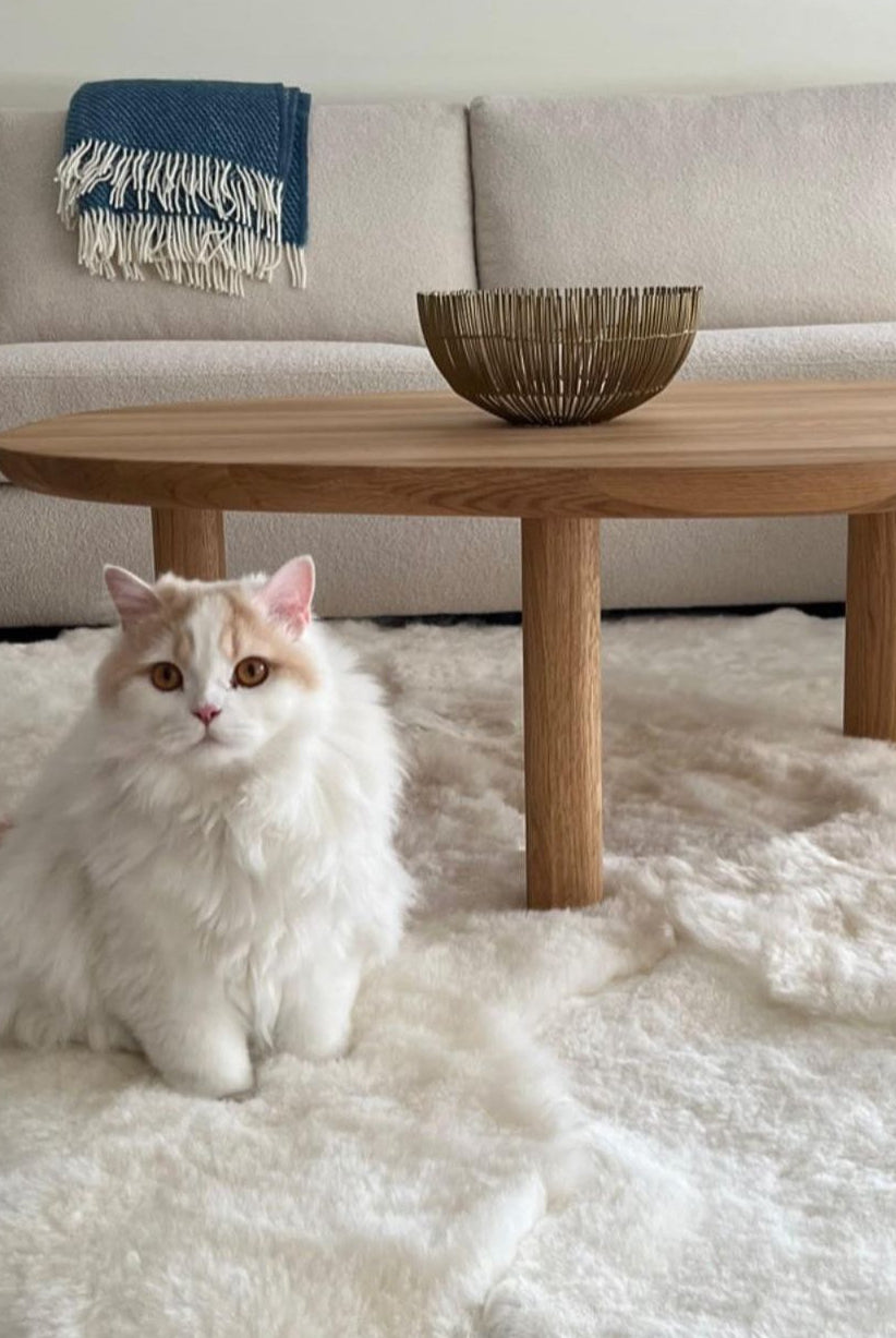 off white tapijt gemaakt uit IJslandse schapenvachten welke door Monroe life aan elkaar worden genaaid in ons ervaren atelier zodat een prachtig tapijt ontstaat