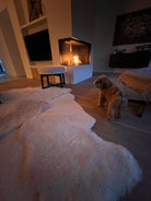 off white tapijt gemaakt uit IJslandse schapenvachten welke door Monroe life aan elkaar worden genaaid in ons ervaren atelier zodat een prachtig tapijt ontstaat