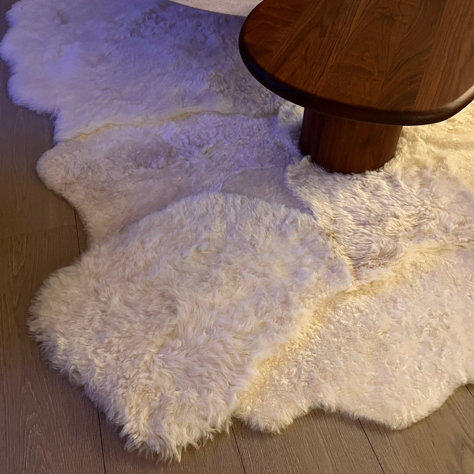 off white tapijt gemaakt uit IJslandse schapenvachten welke door Monroe life aan elkaar worden genaaid in ons ervaren atelier zodat een prachtig tapijt ontstaat