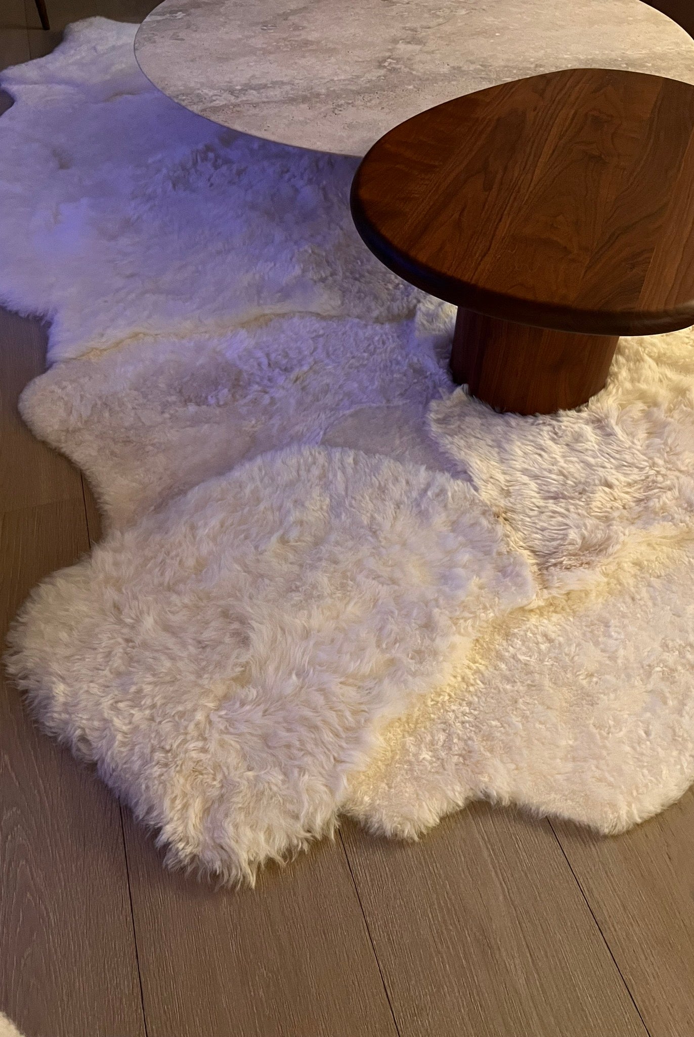off white tapijt gemaakt uit IJslandse schapenvachten welke door Monroe life aan elkaar worden genaaid in ons ervaren atelier zodat een prachtig tapijt ontstaat