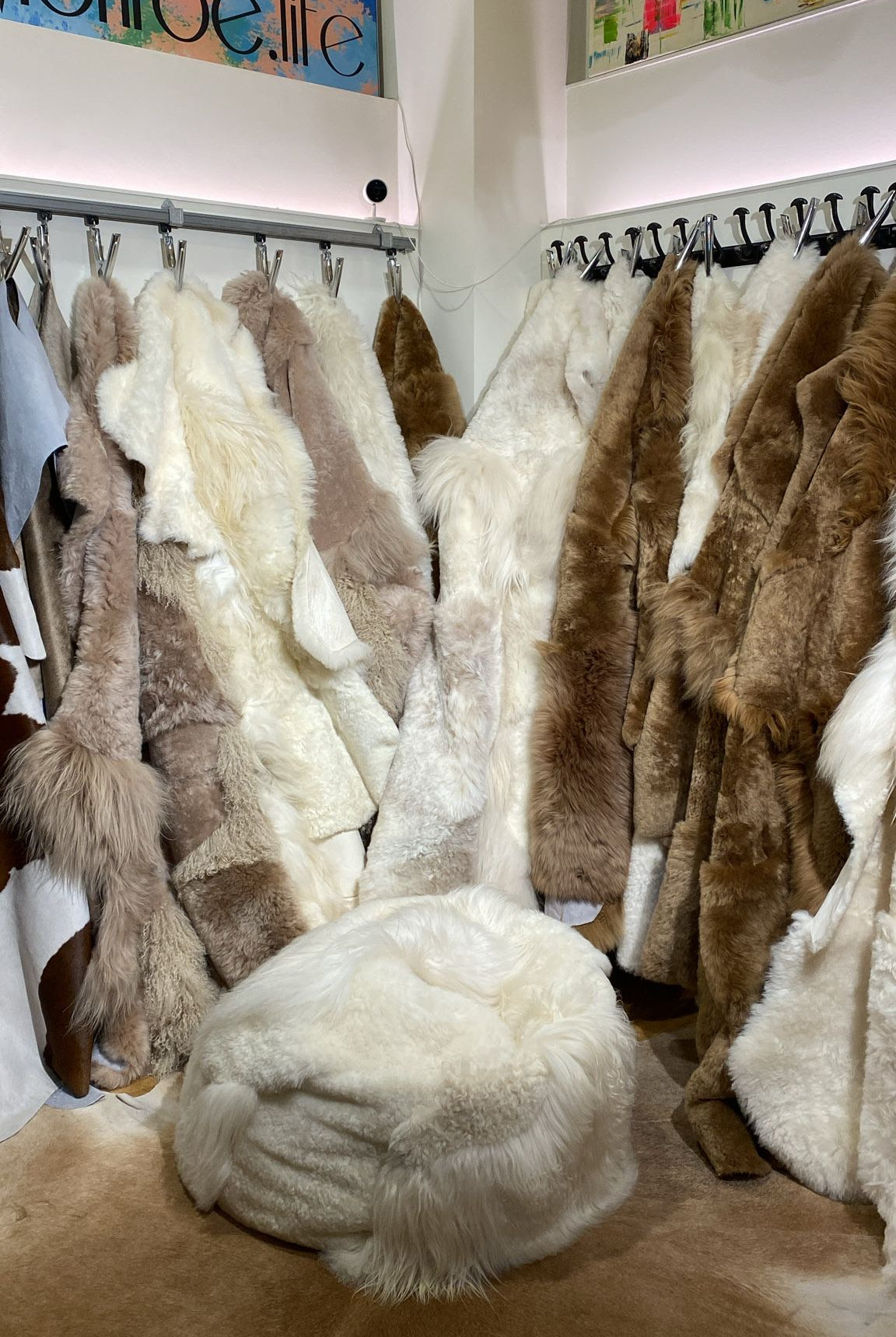 Monroe Life Knokke - schapenvachten, schapentapijten, patchwork schapenvellen op maat - Zustermerk van Oscar Candles door Marc Lendfers