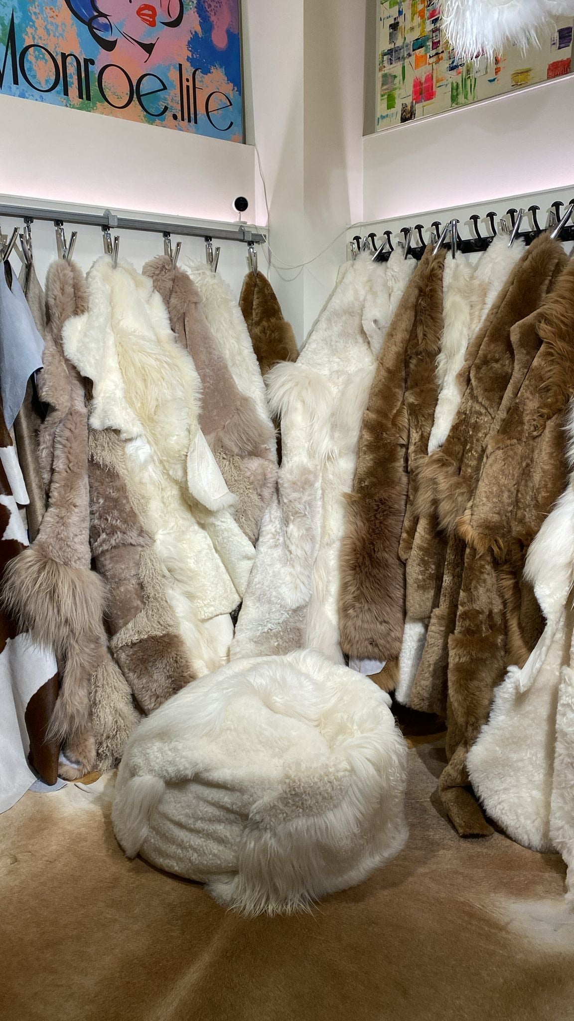 Monroe Life Knokke - schapenvachten, schapentapijten, patchwork schapenvellen op maat - Zustermerk van Oscar Candles door Marc Lendfers