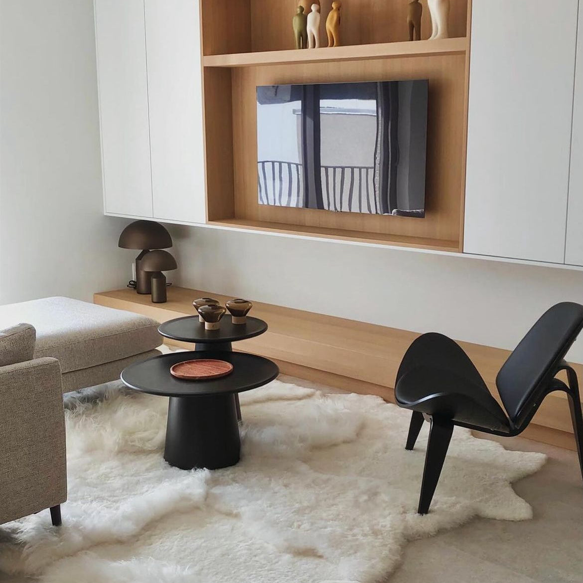 Wit tapijt uit schapenvachten, gemaakt uit IJslandse schapenvachten welke door Monroe life aan elkaar worden genaaid ins ons ervaren atelier