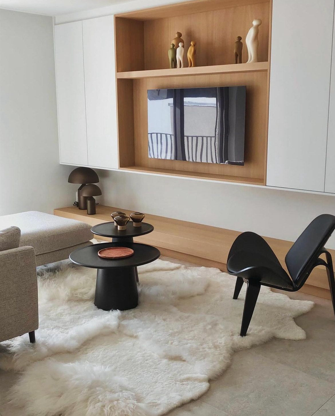 Wit tapijt uit schapenvachten, gemaakt uit IJslandse schapenvachten welke door Monroe life aan elkaar worden genaaid ins ons ervaren atelier