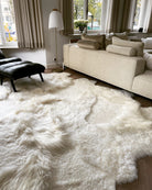 Wit tapijt uit schapenvachten, gemaakt uit IJslandse schapenvachten welke door Monroe life aan elkaar worden genaaid ins ons ervaren atelier 