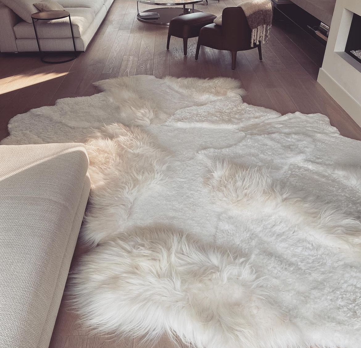 Wit tapijt uit schapenvachten, gemaakt uit IJslandse schapenvachten welke door Monroe life aan elkaar worden genaaid ins ons ervaren atelier