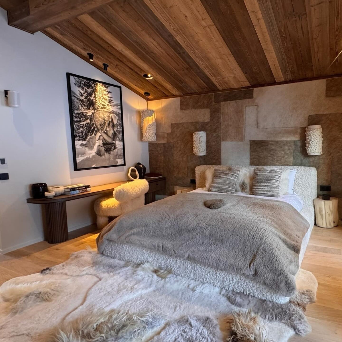 Melange schapenvacht tapijt in de slaapkamer van een houten chalet