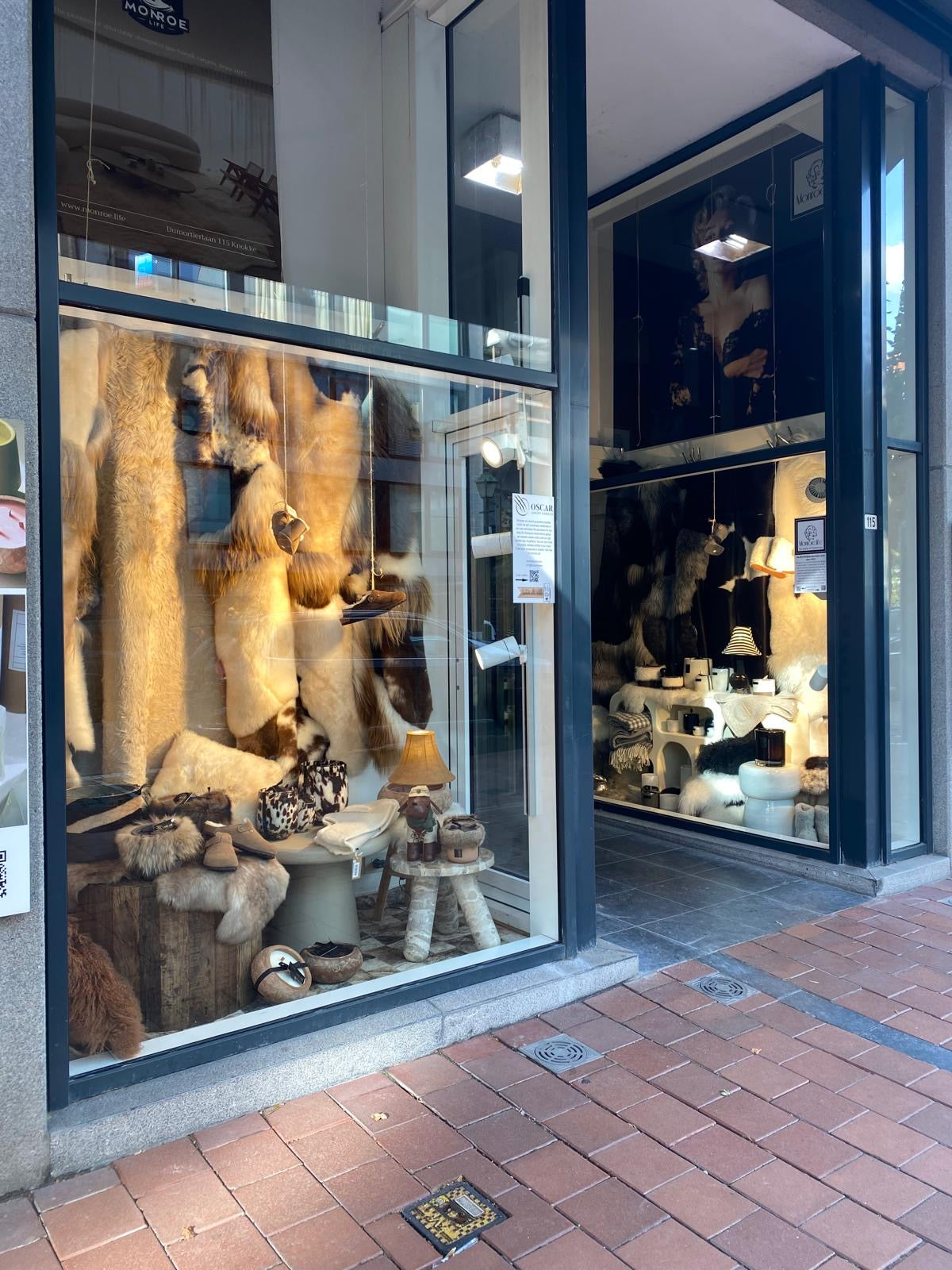 Etalage van de flagship store van Monroe Life, Dumortierlaan 115 Knokke
