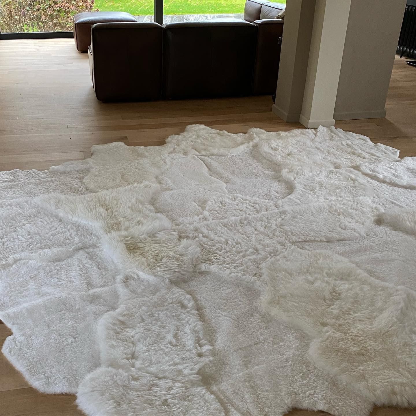 Monroe Life Knokke - schapenvachten, schapentapijten, patchwork schapenvellen op maat - Zustermerk van Oscar Candles door Marc Lendfers