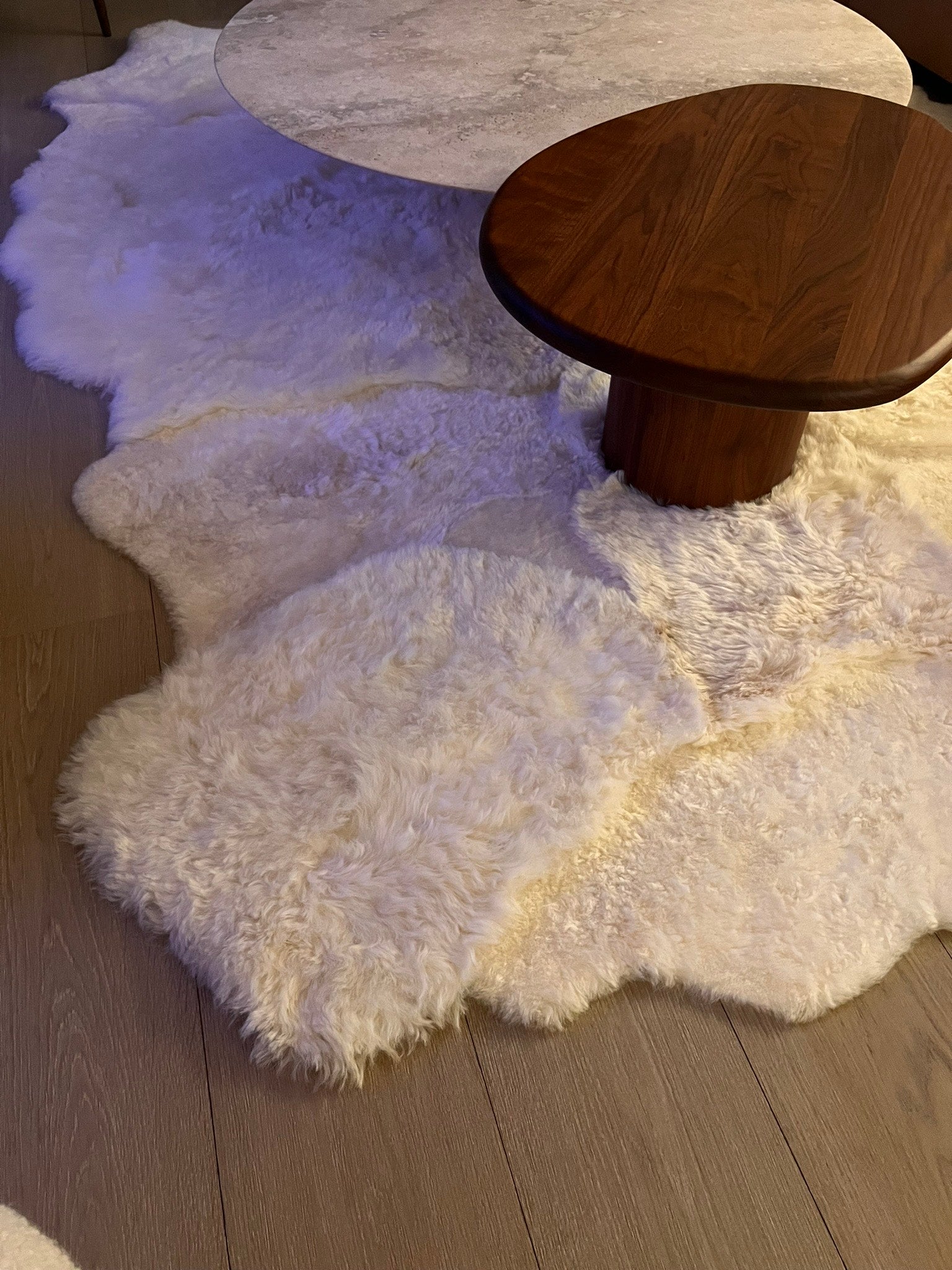 off white tapijt gemaakt uit IJslandse schapenvachten welke door Monroe life aan elkaar worden genaaid in ons ervaren atelier zodat een prachtig tapijt ontstaat