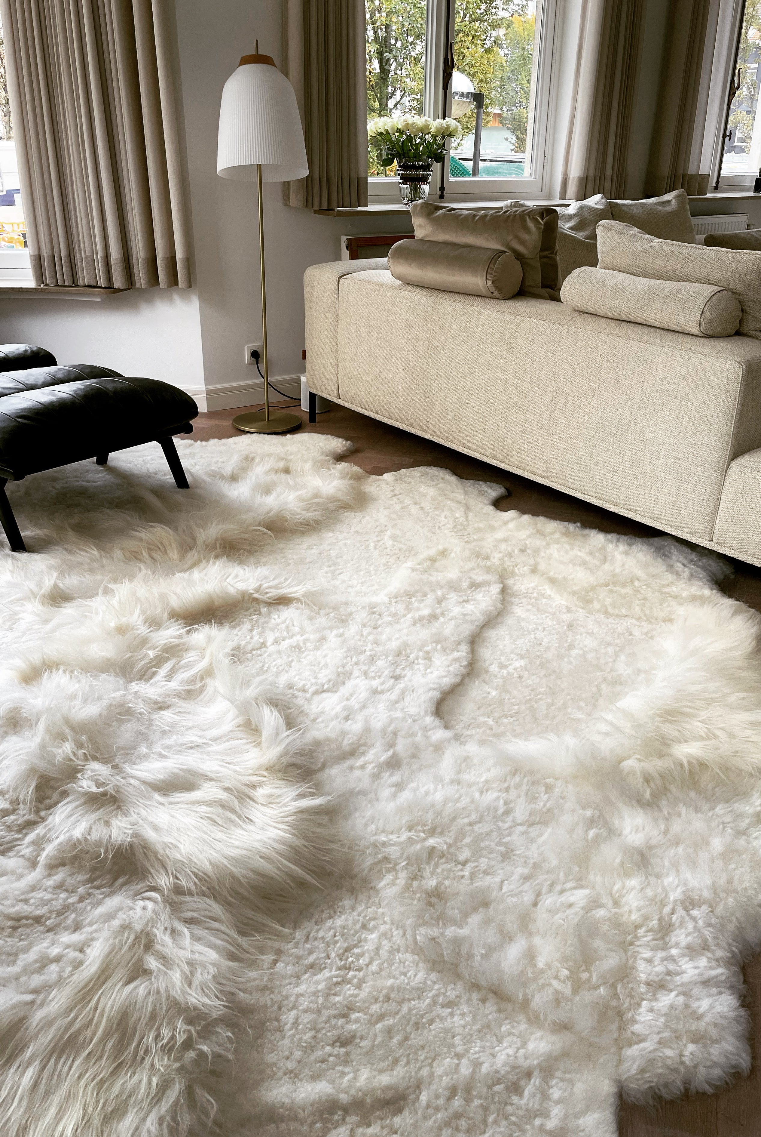 Wit tapijt uit schapenvachten, gemaakt uit IJslandse schapenvachten welke door Monroe life aan elkaar worden genaaid ins ons ervaren atelier 