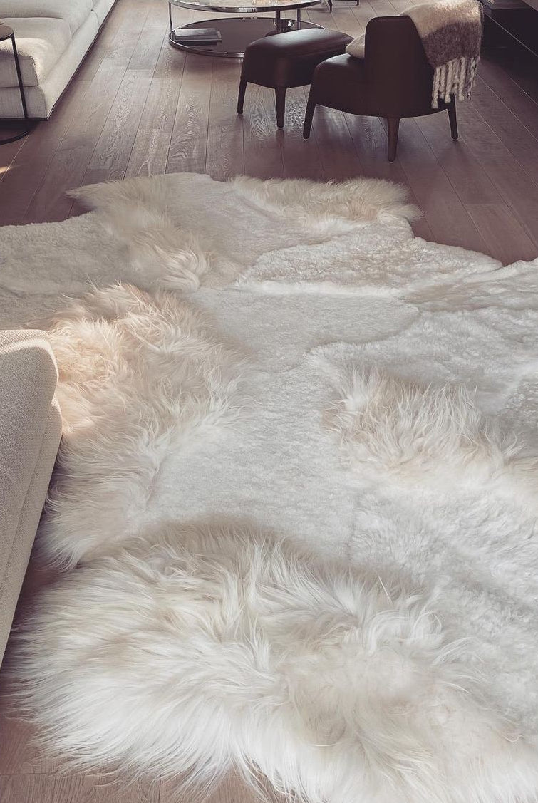 Wit tapijt uit schapenvachten, gemaakt uit IJslandse schapenvachten welke door Monroe life aan elkaar worden genaaid ins ons ervaren atelier